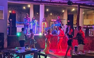 ¡Somos la fiesta tropical al momento!